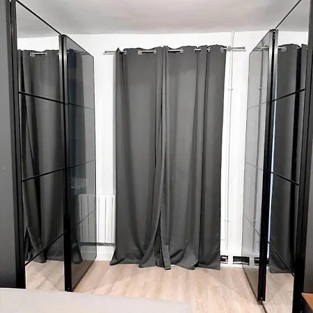 Beautiful 2 Bedroom Haussmann Paříž